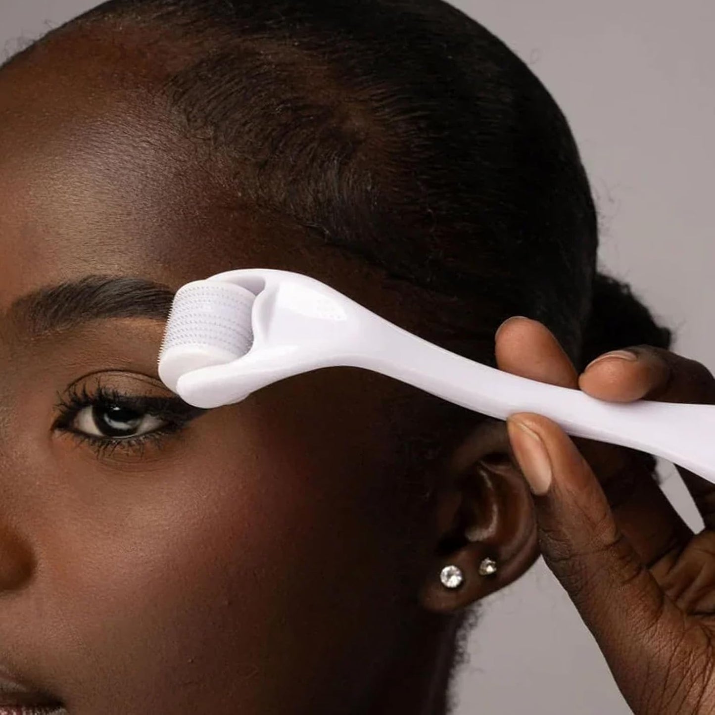 ROSELYNBOUTIQUE Derma Roller for Hair Beard Facial Skin Face 540 Microneedles At-Home Beauty Instrument White Holiday Gift for Men Women