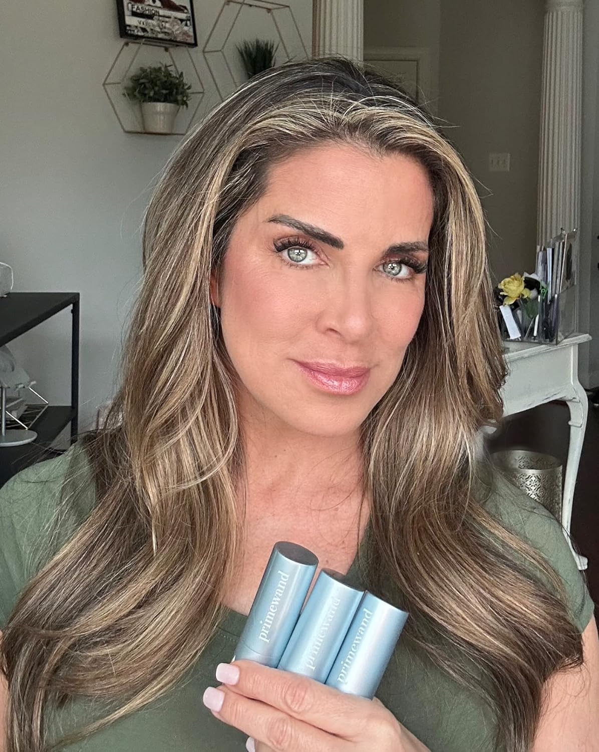 PrimeWand Pearl Stunning & Natural Pro-Age Makeup Highlighter Stick for Mature Women Infused With Pearl Extract